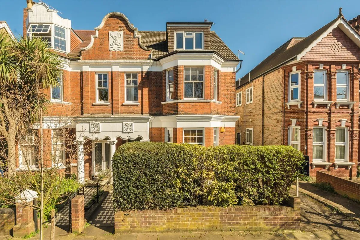 Flat Wolverton Gardens in Greater London