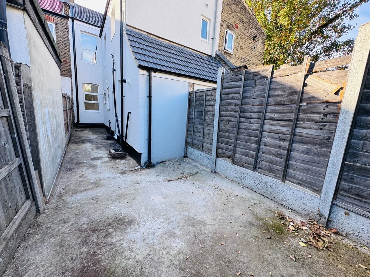 Flat Caulfield Road in Greater London