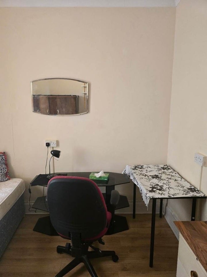 Room Forty Lane in Greater London