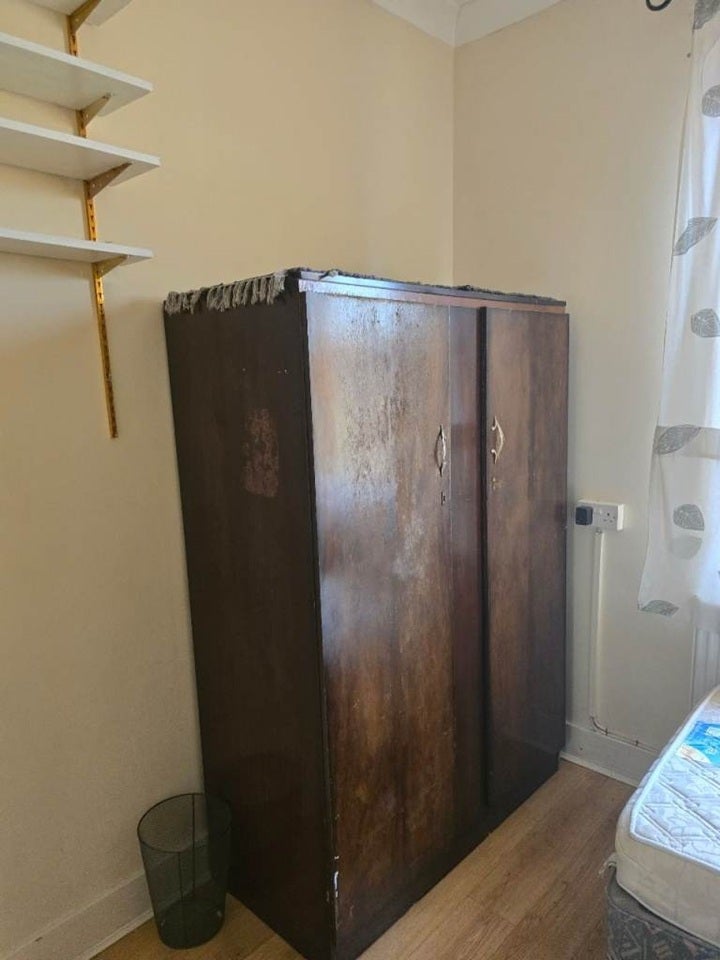 Room Forty Lane in Greater London