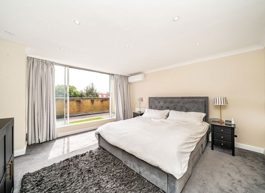 House Ravenscroft Avenue in Greater London