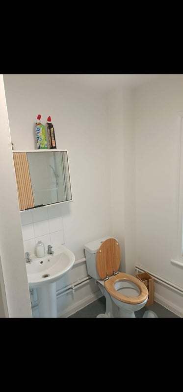 Room Campbell Road in Greater London