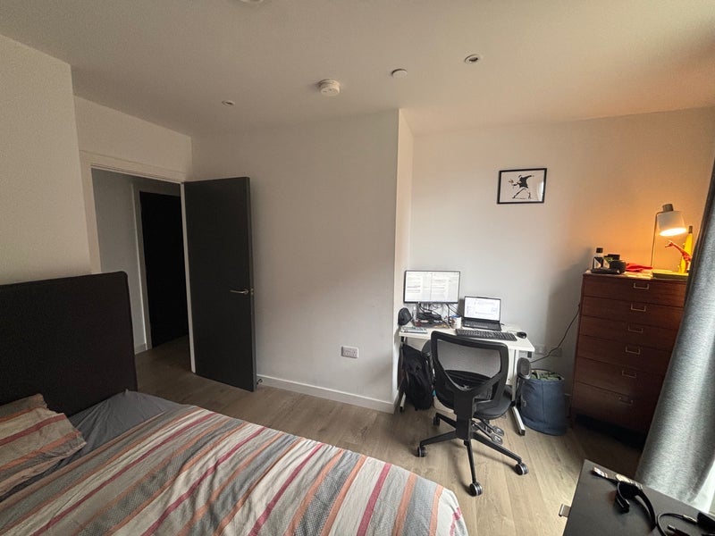 Room Parkes Street in Greater London