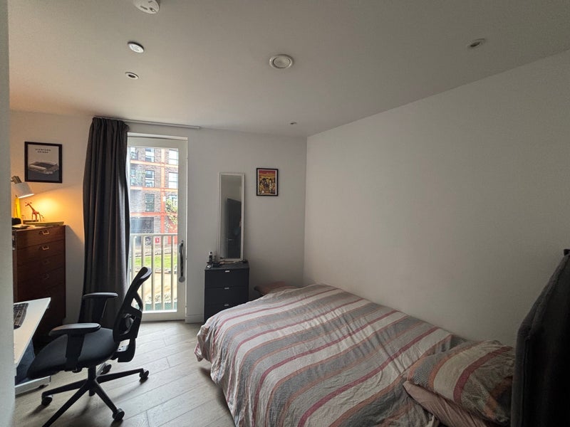 Room Parkes Street in Greater London