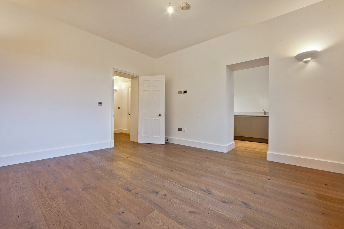 Flat Wellesley Road in Greater London