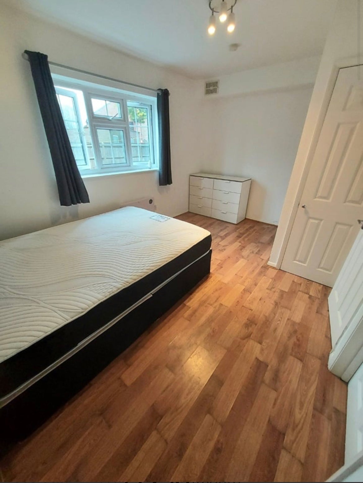 Flat Natalie Close in London