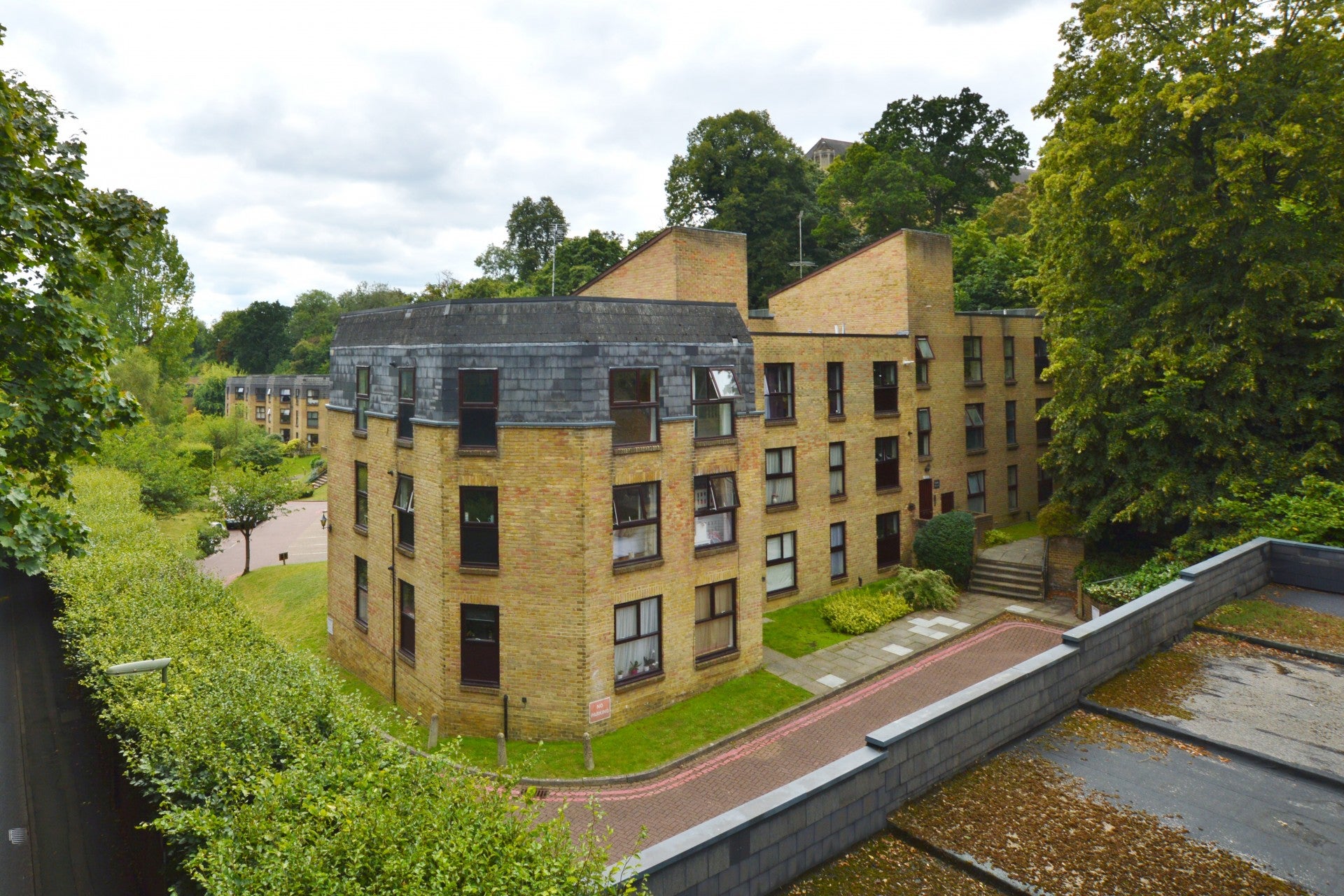 Flat Charterhouse Road in Waverley