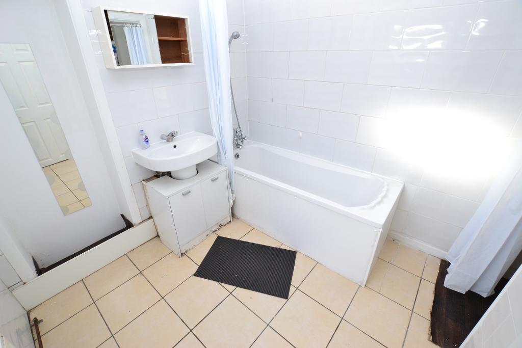 Room Burdett Road in Greater London