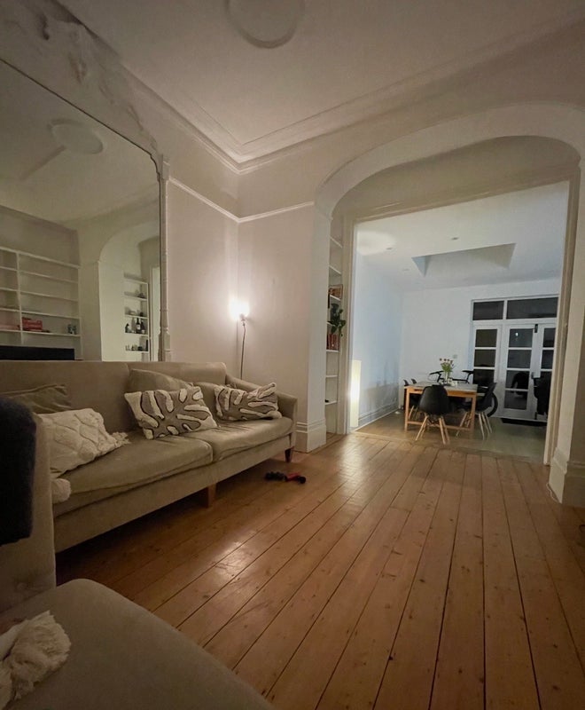 Room Nimrod Road in Greater London