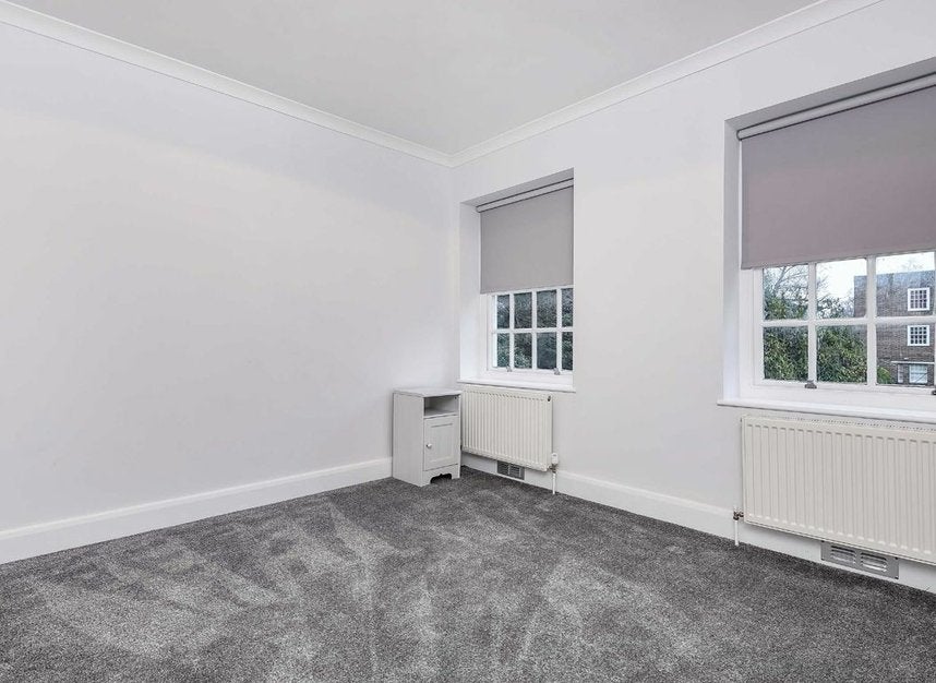 Flat Corringham Court in Greater London