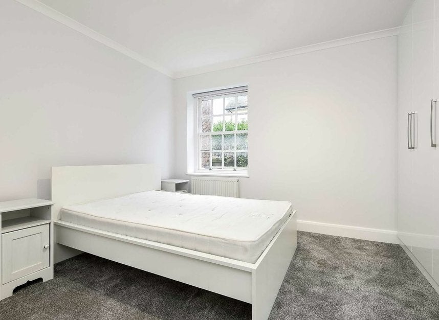 Flat Corringham Court in Greater London