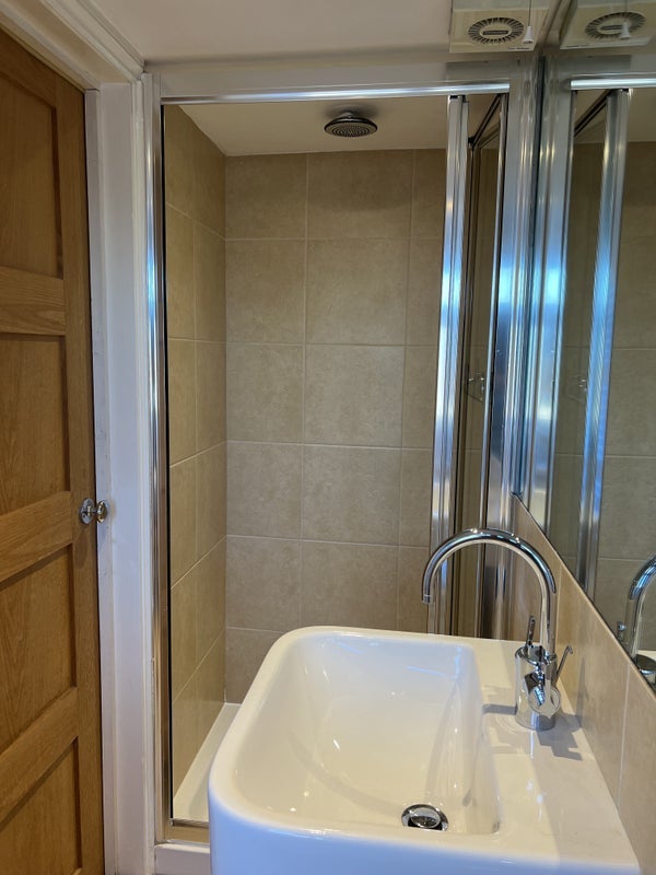 Room Crewdson Road in Greater London