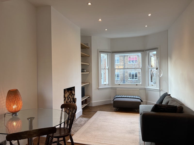 Room Crewdson Road in Greater London