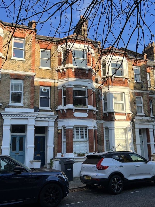 Room Crewdson Road in Greater London