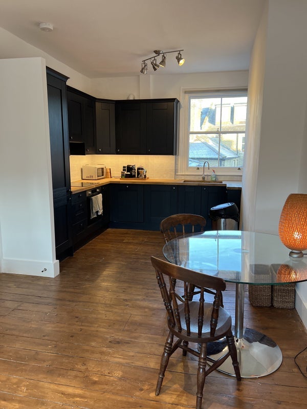Room Crewdson Road in Greater London
