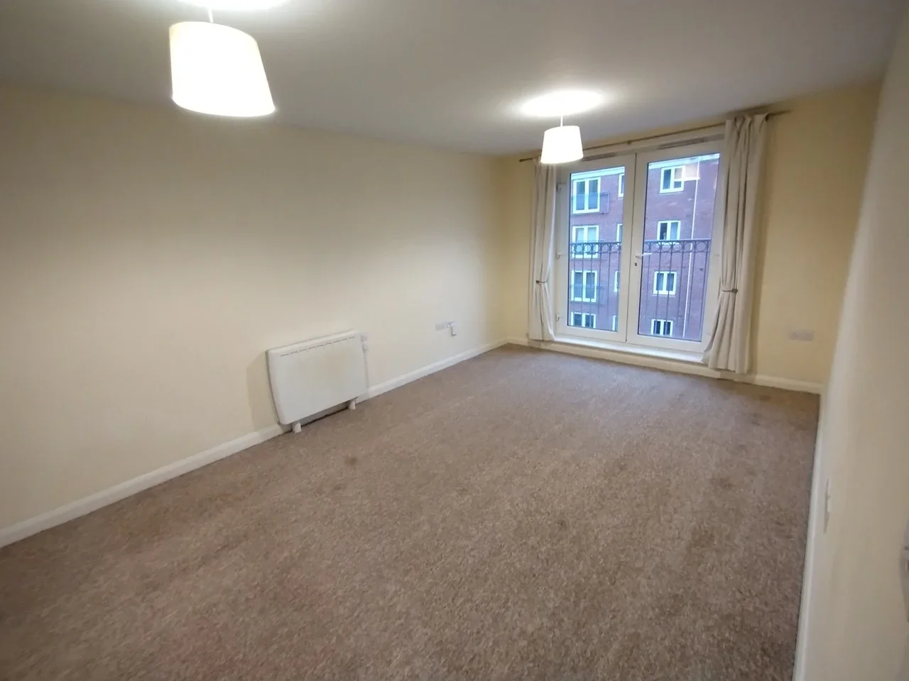Flat Farnborough Road in Rushmoor