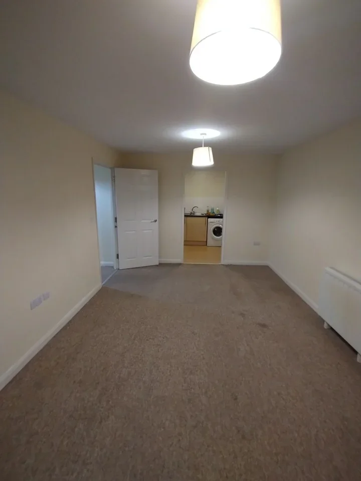Flat Farnborough Road in Rushmoor