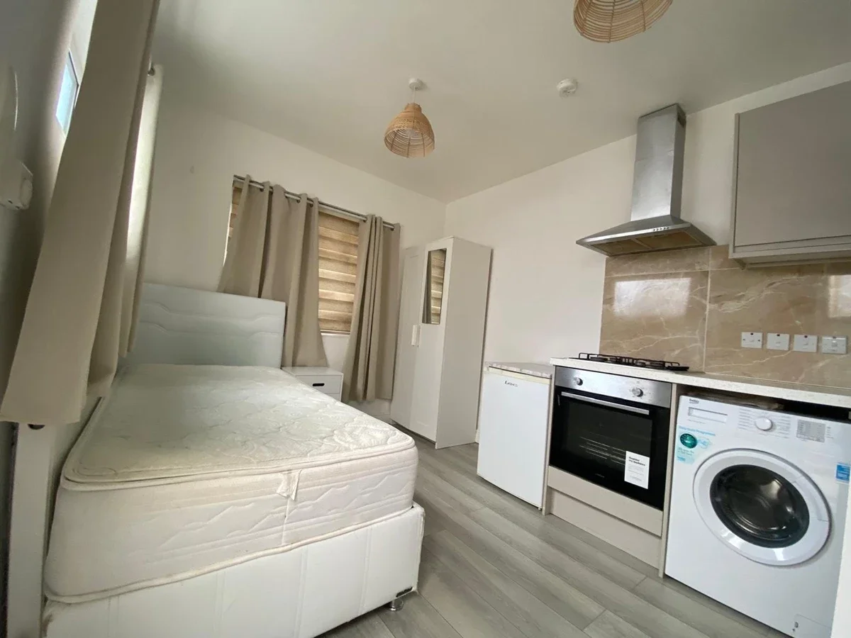 Flat Clarence Road in Greater London