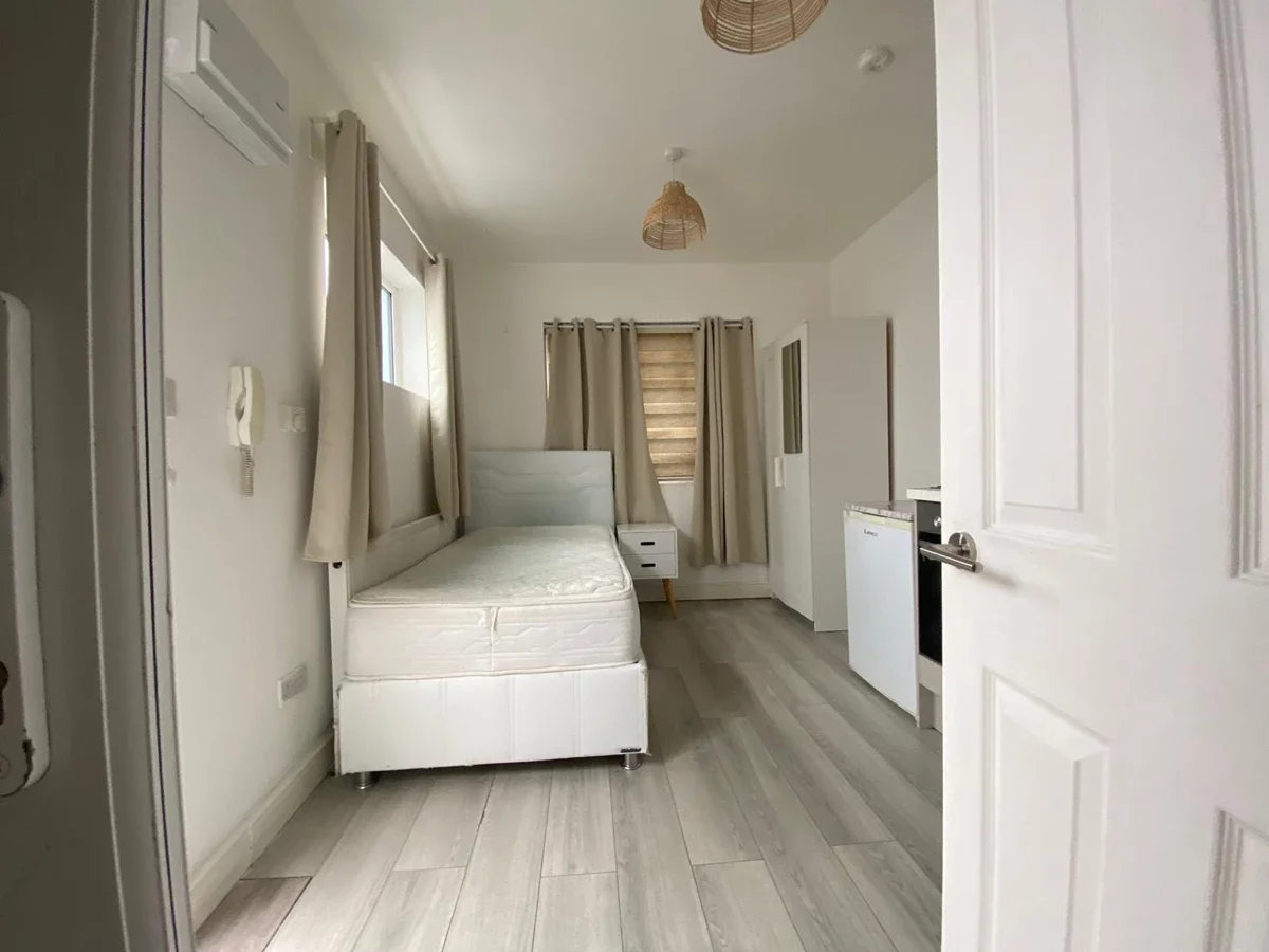Flat Clarence Road in Greater London
