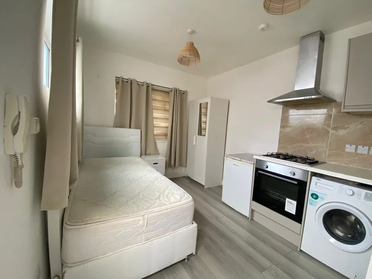 Flat Clarence Road in Greater London