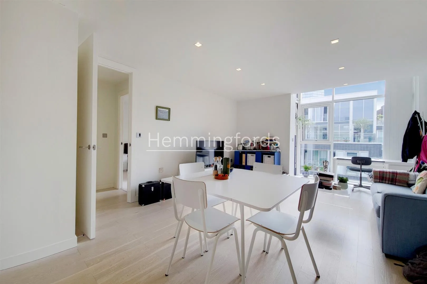 Flat Wenlock Road in Greater London