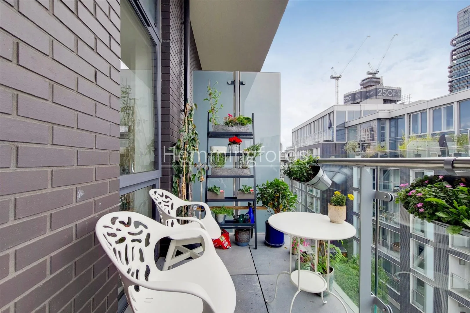 Flat Wenlock Road in Greater London
