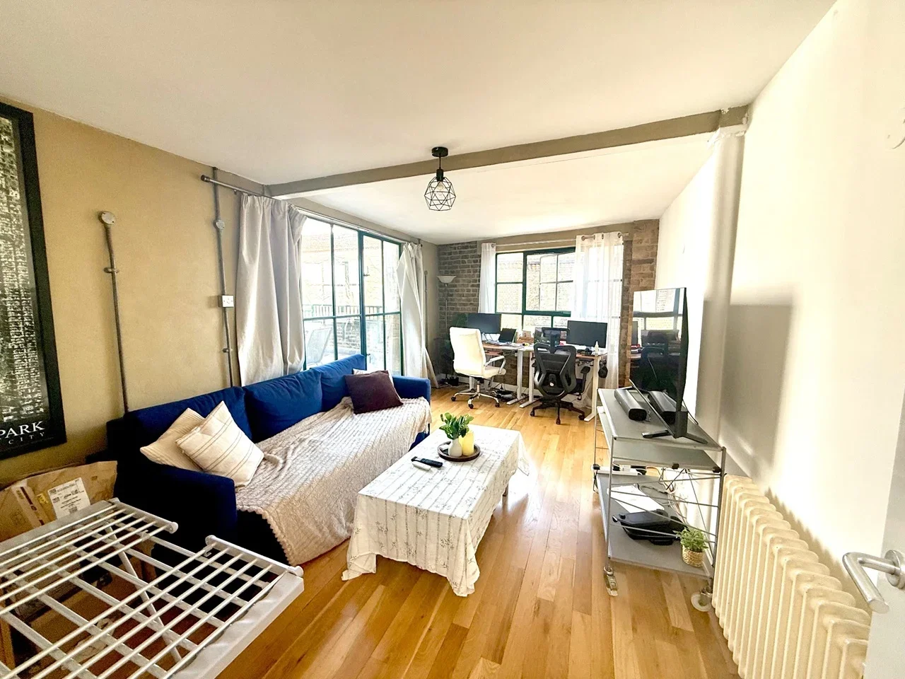 Flat Rotherhithe Street in Greater London