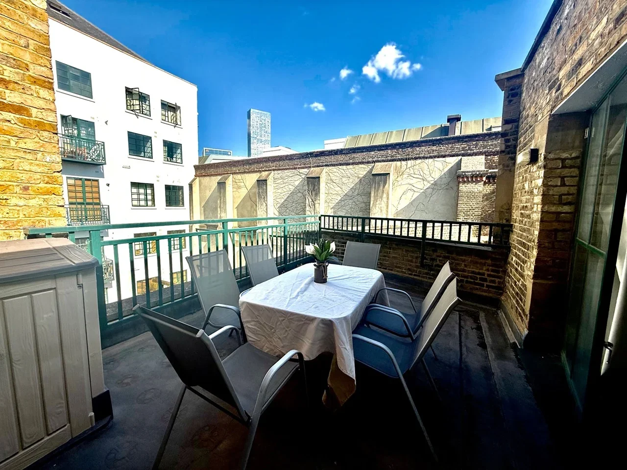 Flat Rotherhithe Street in Greater London
