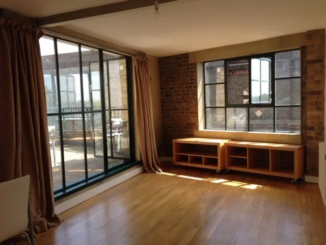Flat Rotherhithe Street in Greater London