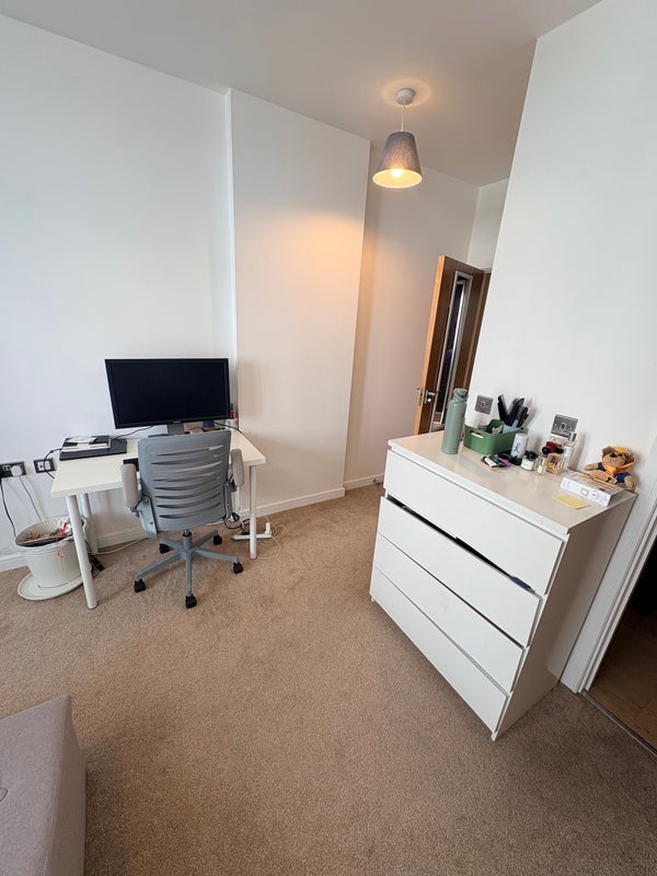 Room Quebec Way in Greater London