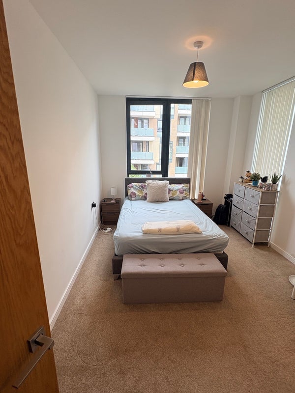 Room Quebec Way in Greater London