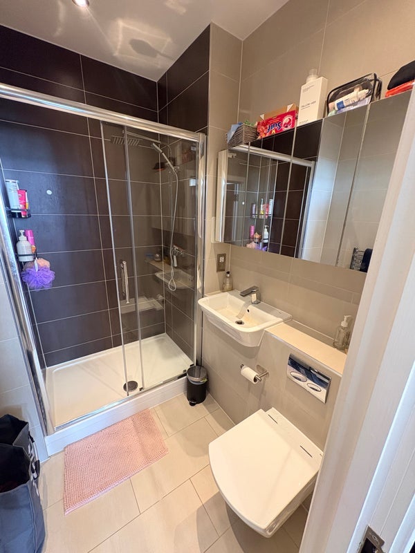 Room Quebec Way in Greater London