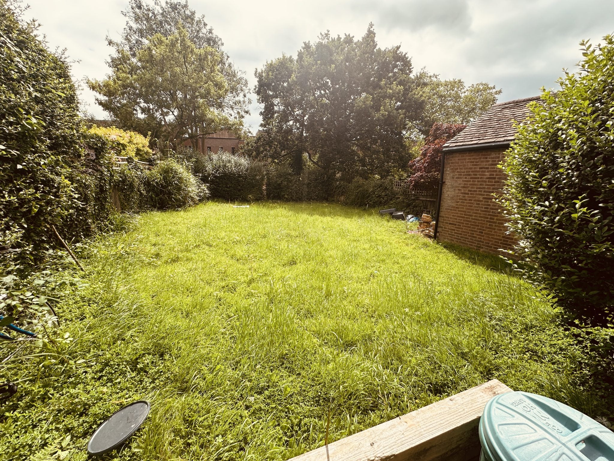 Flat Grand Avenue in Greater London