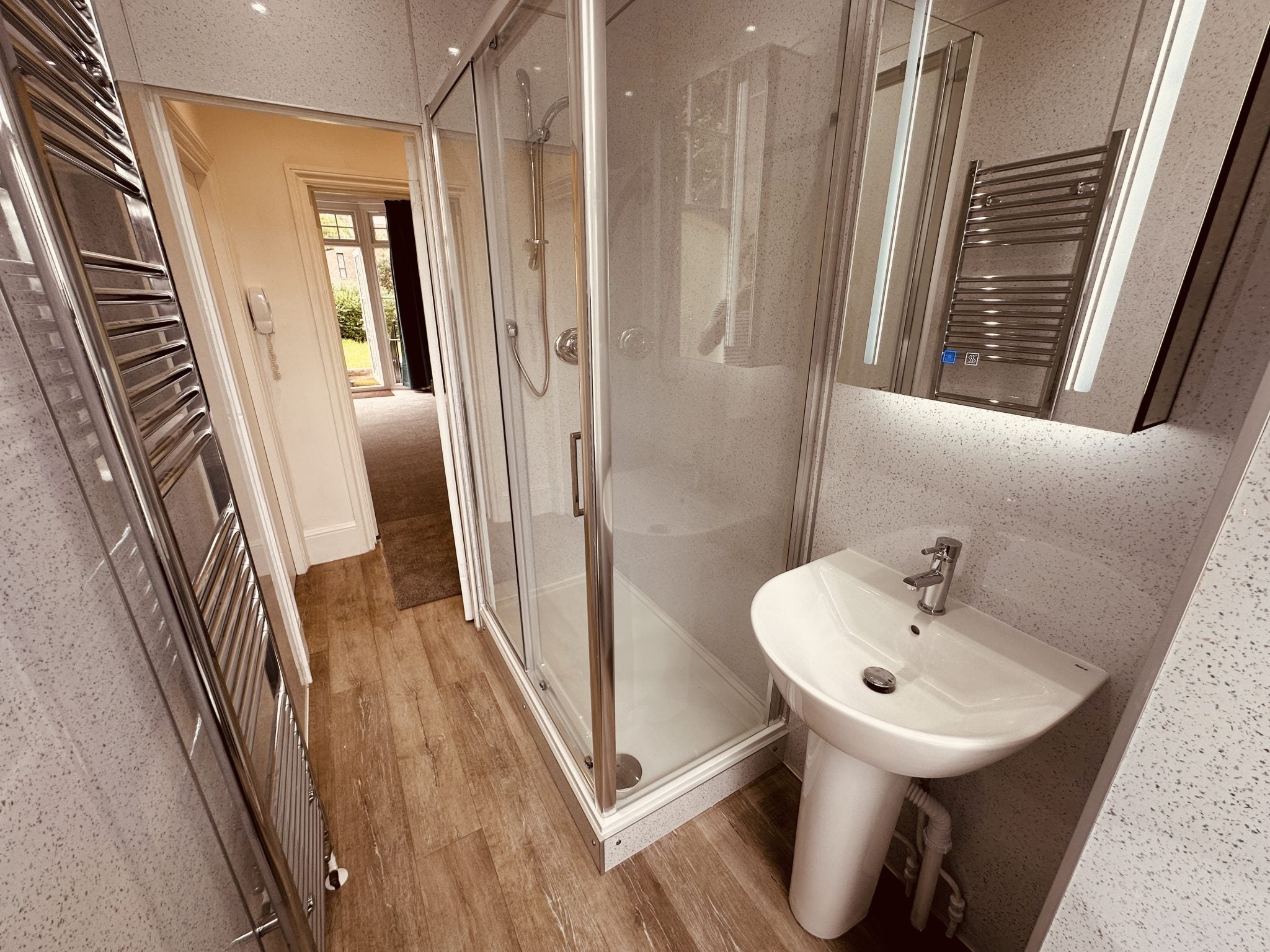Flat Grand Avenue in Greater London