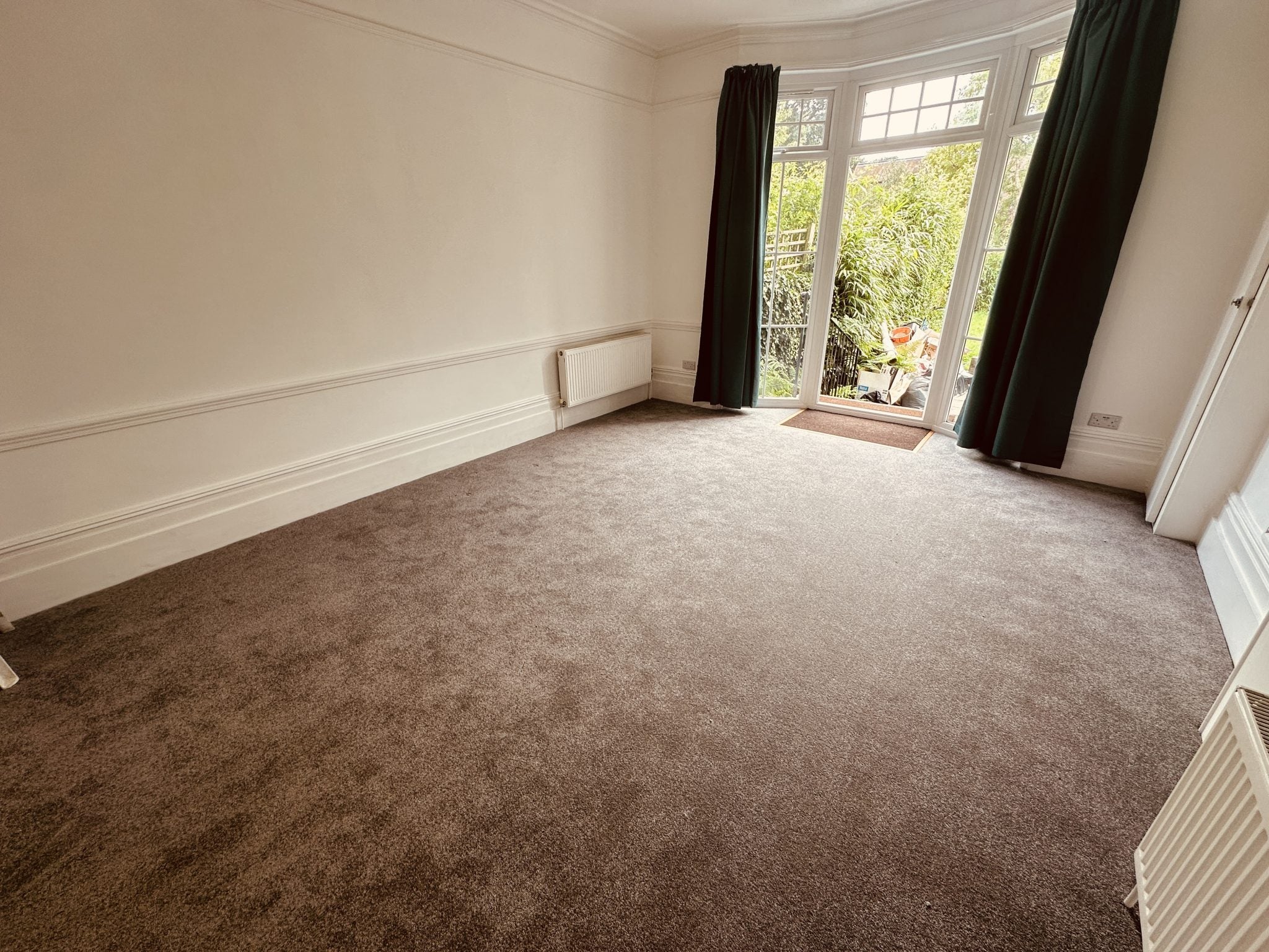 Flat Grand Avenue in Greater London