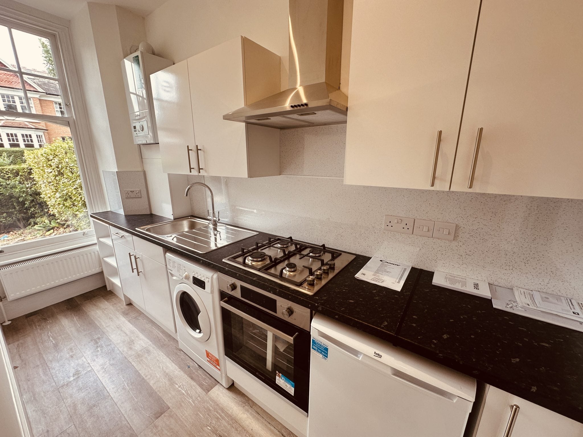Flat Grand Avenue in Greater London