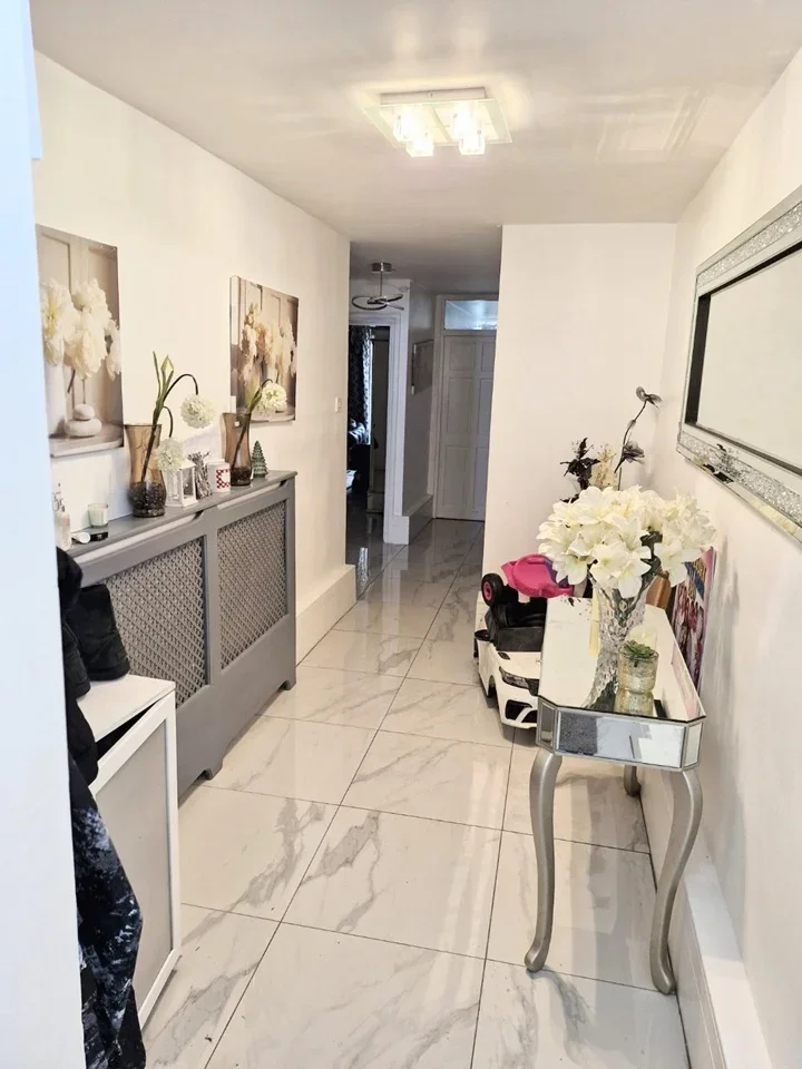 Room Overton Road in Greater London