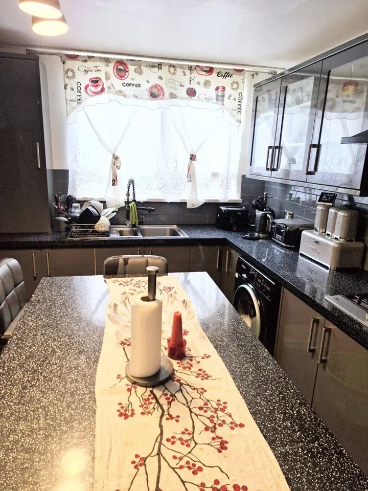 Room Overton Road in Greater London