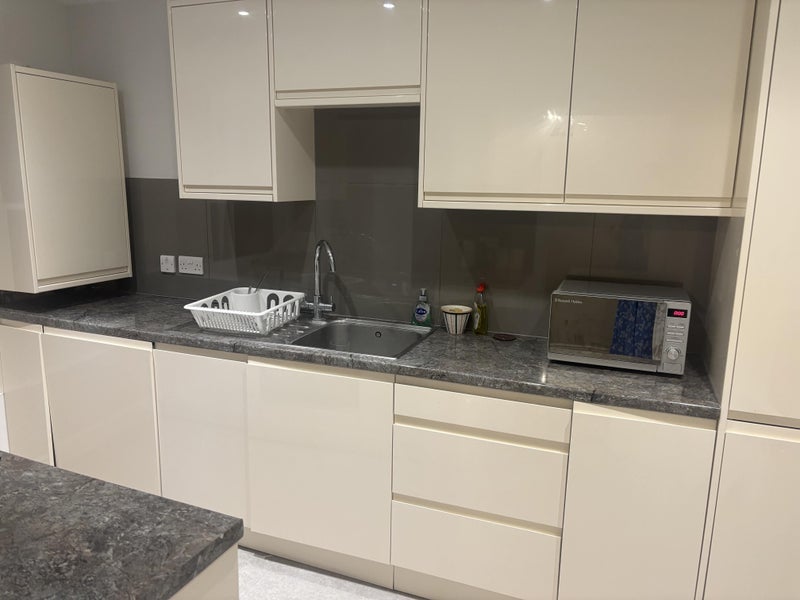 Room Manor Way in Greater London