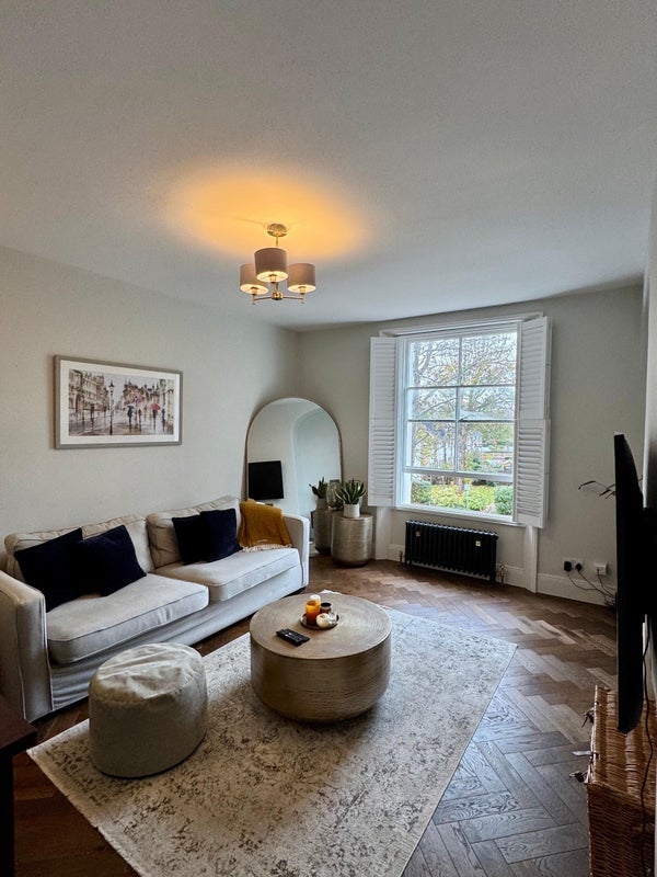 Room Manor Way in Greater London