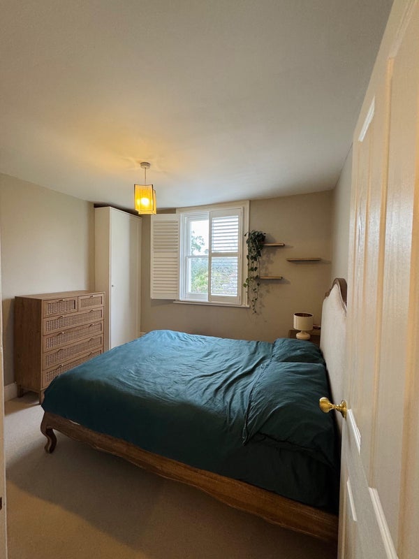 Room Manor Way in Greater London