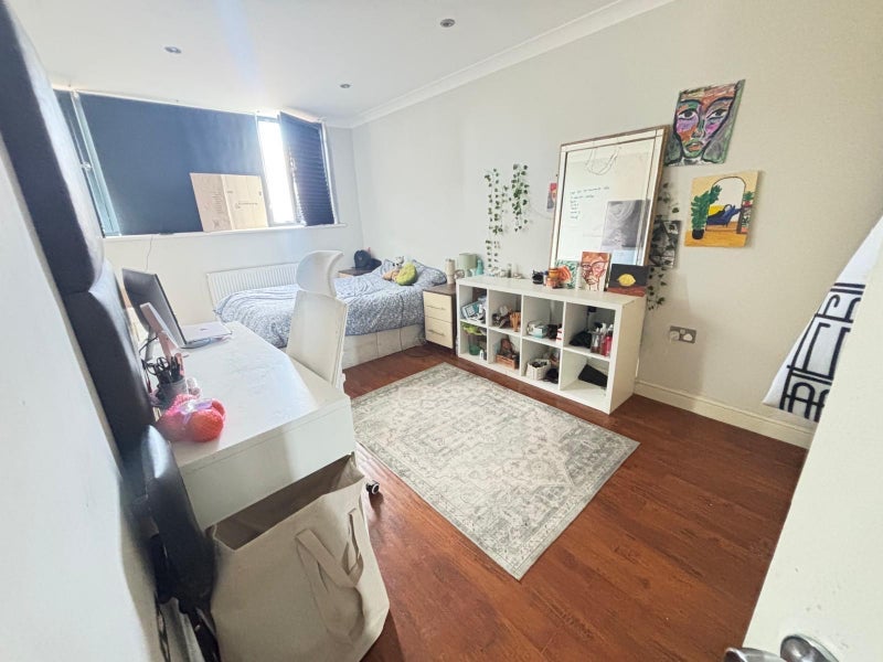 Flat Batty Street in Greater London