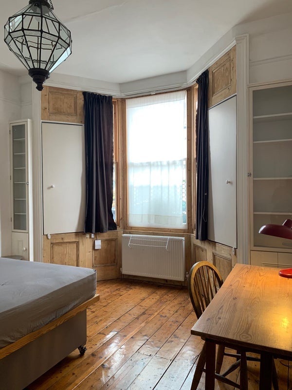Flat Saltoun Road in Greater London