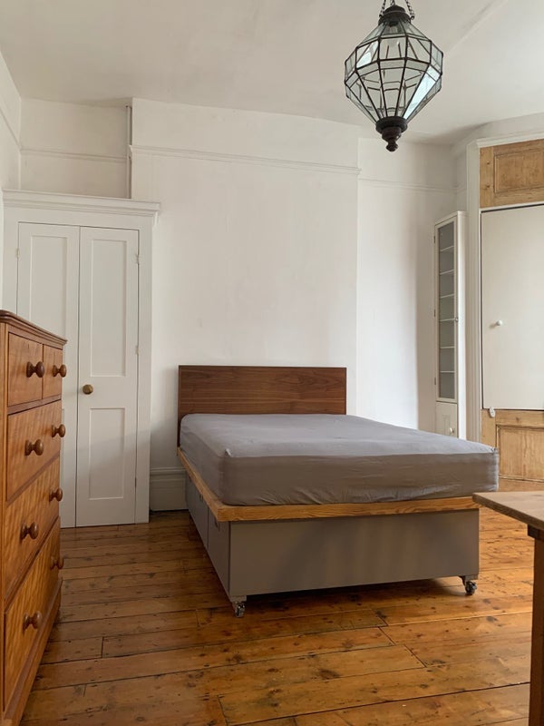 Flat Saltoun Road in Greater London