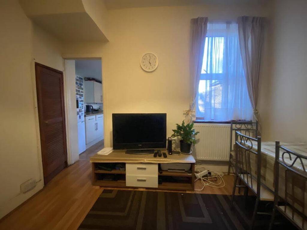 Room Westdown Road in Greater London