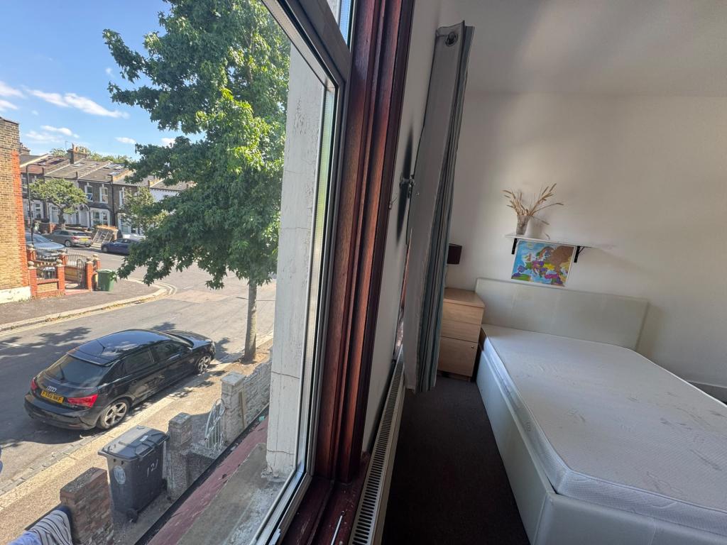 Room Westdown Road in Greater London