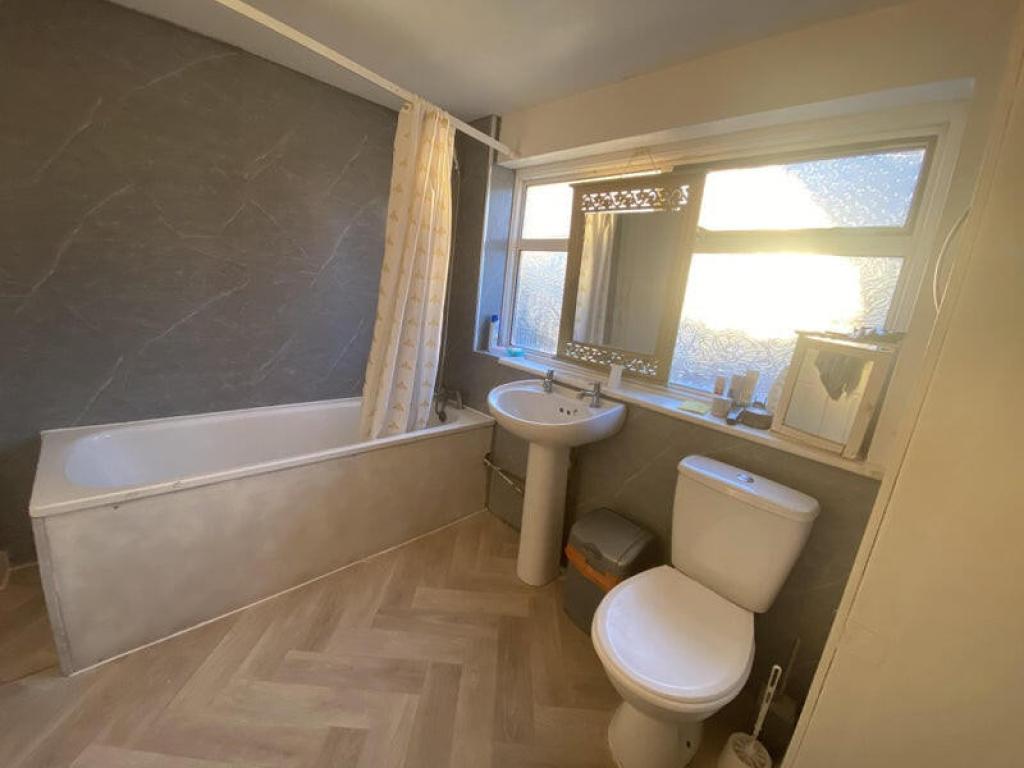 Room Westdown Road in Greater London
