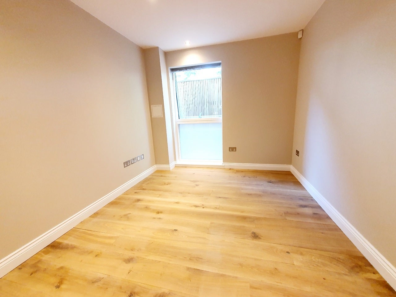 Flat Kiver Road in Greater London