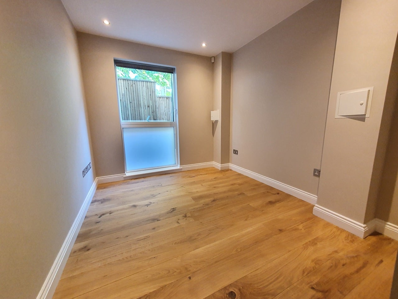 Flat Kiver Road in Greater London