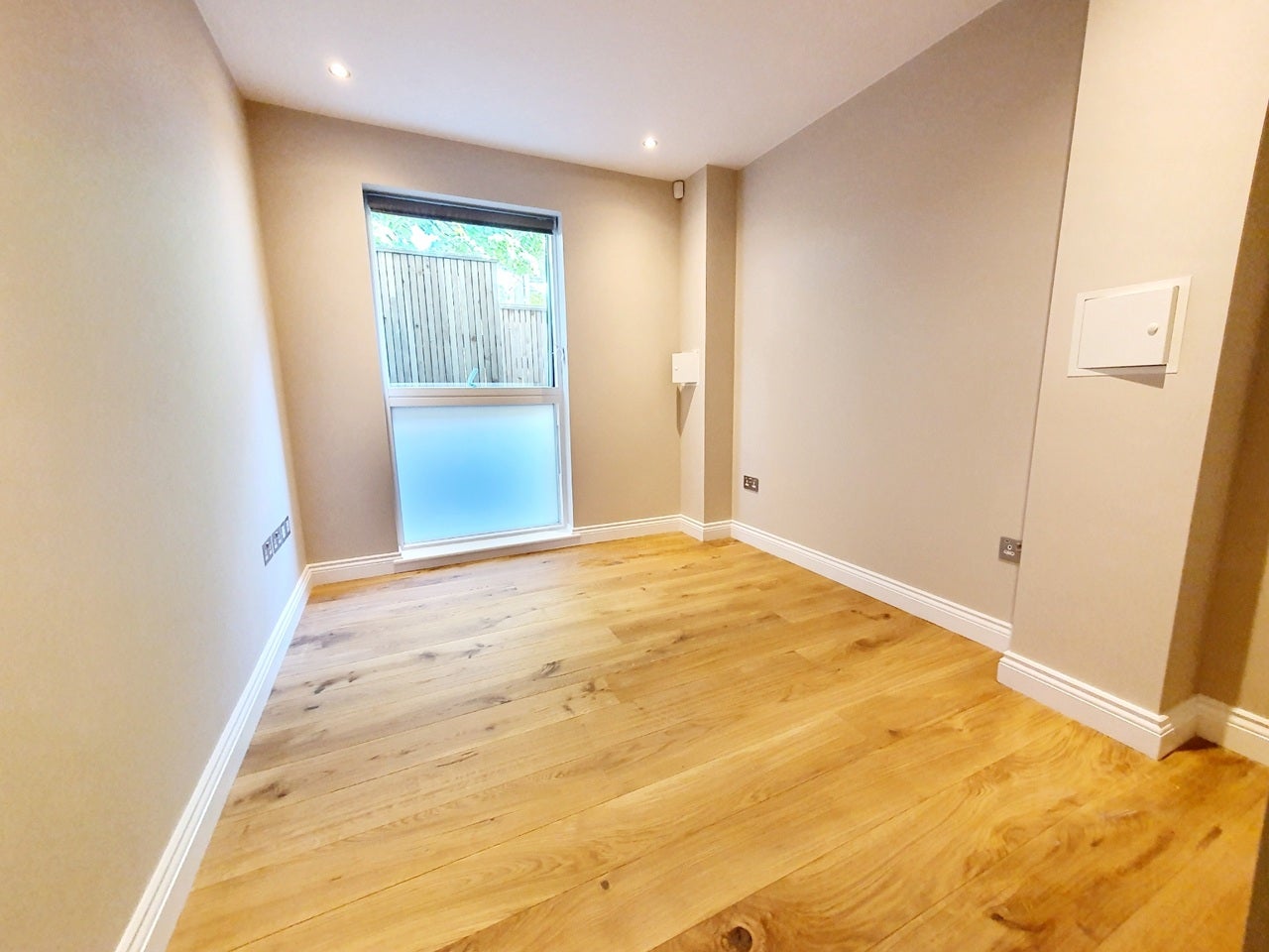 Flat Kiver Road in Greater London